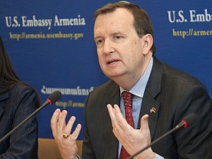 Посольство США вместе с армянским народом вспомнит жертв трагических событий 24 апреля, сказал на пресс-конференции в пятницу новоназначенный Чрезвычайный и Полномочный посол США в Армении Ричард Миллз.