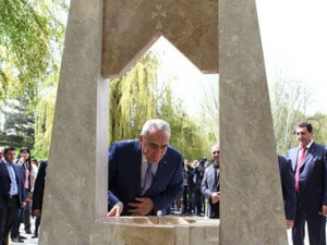 В парке Национального Собрания Армении открыли памятник, посвященный 100-й годовщине Геноцида армян