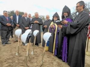 В калифорнийском городе Пасадена состоялась церемония закладки фундамента Мемориала жертв Геноцида армян. Об этом пишет местная газета «The Pasadena Star-News».
